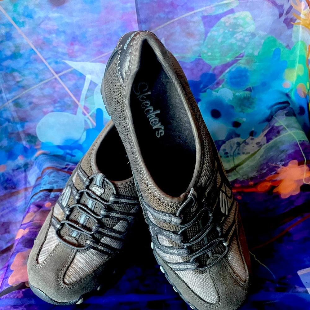 SKECHERS. Slip on shoes